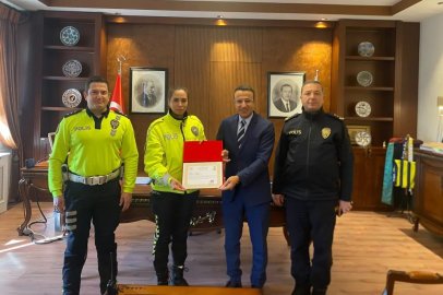 Yaralı gence şemsiye tutan trafik polisine Kaymakam'dan ödül
