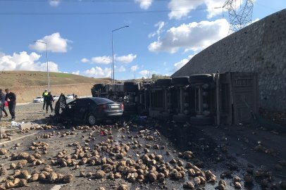 Pancar yüklü tır otomobili biçti: Biri çocuk 4 kişi öldü!