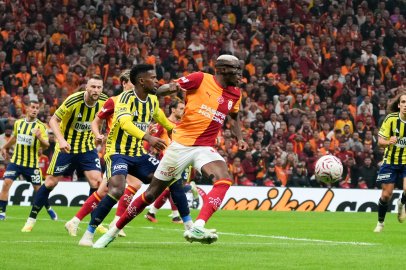 Galatasaray evinde hata yapmadı: Fenerbahçe'yi 2-1 devirdi