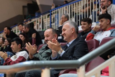 İnegöl Belediyespor seriyi bozmadı: Parkeden 3-2 galip ayrıldı!