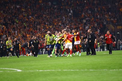 RAMS Park'ta son düdükle olaylar büyüdü: Saha içi karıştı