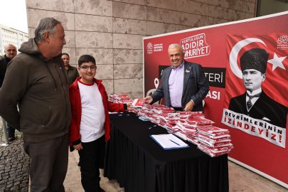 Başkan Şadi Özdemir bizzat dağıttı: "Tüm Nilüfer'i bayraklarla donatalım"