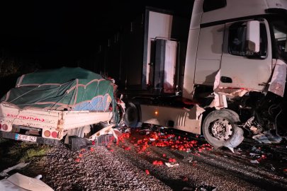 Kamyonet tırla kafa kafaya çarpıştı: 2 kişi araçta sıkıştı