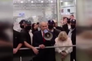 Netanyahu'dan seçim hamlesi: AVM'de megafonla oy istedi
