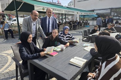 Orhaneli'de açık havada kitap okuma seferberliği: Öğrenciler ve veliler aynı masada buluştu