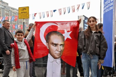 Büyükşehir’den Bursalılara Türk bayraklı Atatürk posteri