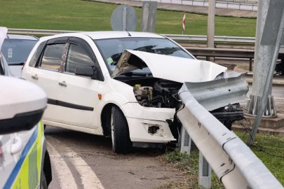 Kayganlaşan yolda kontrolden çıkan araç bariyerlere çarptı