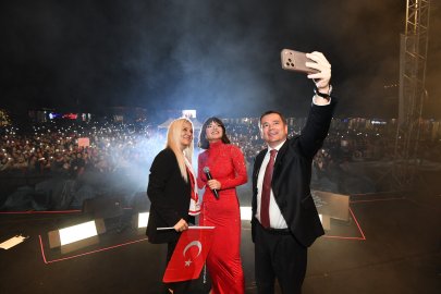 Osmangazi Meydanı'nda Göksel rüzgarı: Yağmura rağmen Cumhuriyet coşkusu zirve yaptı