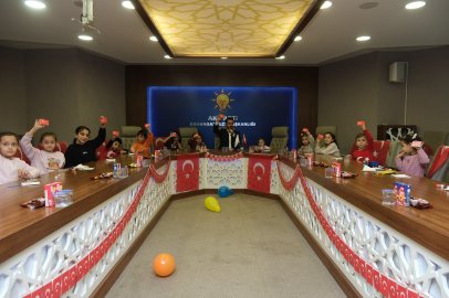 AK Parti Osmangazi'de 29 Ekim coşkusu: Çocukların boyadığı bayraklar şehit ailelerine hediye edilecek