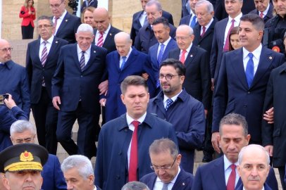 Anıtkabir'de dikkat çeken kare: Bahçeli ve Dervişoğlu merdivenleri kol kola indi