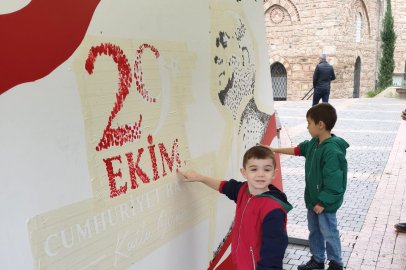 Bursa'da 29 Ekim coşkusu: Parmak izleriyle Atatürk tablosu