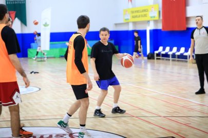 Cumhuriyet coşkusu potaya taşındı! Başkan da sahaya indi