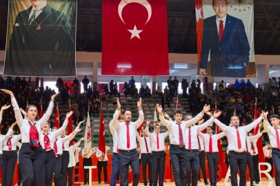 İnegöl'de 29 Ekim coşkusu: 103 öğretmen 7 yörenin halk oyununu sergiledi