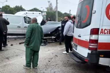 Osmangazi'de kayganlaşan yolda feci kaza: Araçlarda sıkışan yaralıları ekipler kurtardı