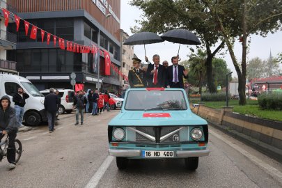 Gürsu'da 103. yıl coşkusu: Renkli klasik araçlar ve süslenen Skoda korteje damga vurdu