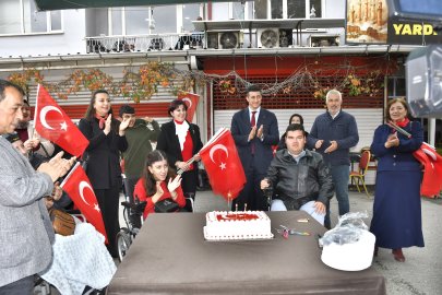 Yenişehir'de özel bireyler esnafa bayrak dağıttı: Esnafın pasta sürprizi duygulandırdı