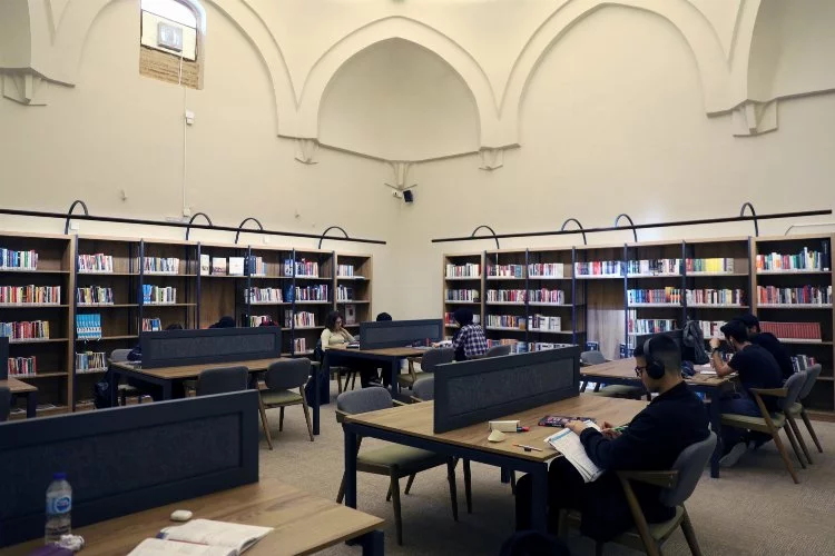 Bursa'da tarihi hamam kütüphane oldu