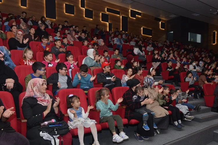 Bursa'da tiyatroya çocuklardan yoğun ilgi