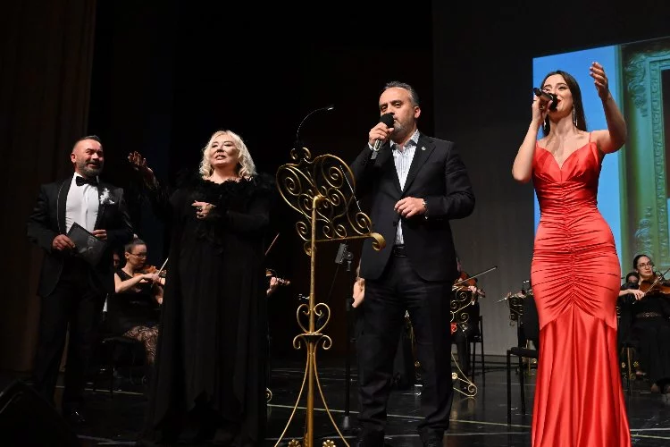 'Sanat Güneşi' Bursa'da şarkılarıyla anıldı