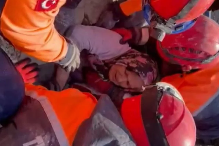 33 saat sonra gelen kurtuluş: 4 yaşındaki Zeynep ve annesi kurtarıldı
