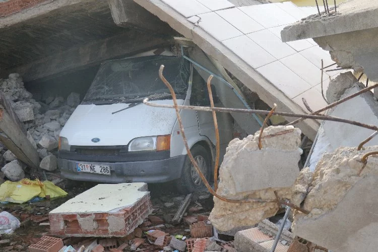 4 kişilik aile depremde betonları tutan traktör ve minibüs sayesinde kurtuldu