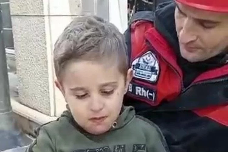 5 yaşındaki Muhammed enkazdan çıkarıldı, şaşkın bakışları kameraya yansıdı
