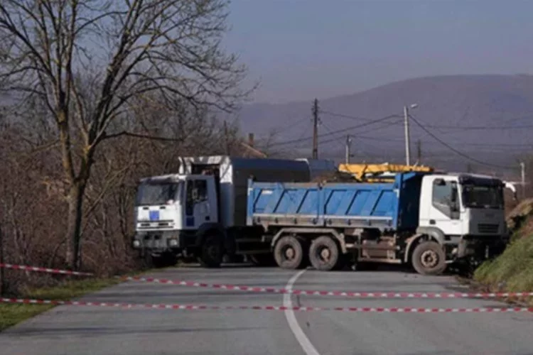 Kosovalı Sırplar kamyonlarla yol kapattı