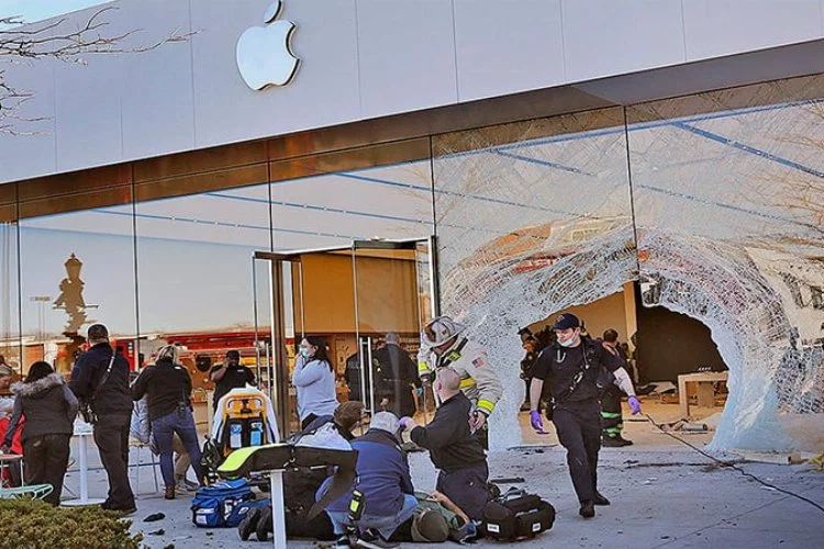 ABD'de bir araç Apple mağazasına daldı: 1 ölü, 16 yaralı