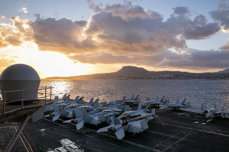 ABD'ye ait uçak gemisi Girit Adası'na demirledi