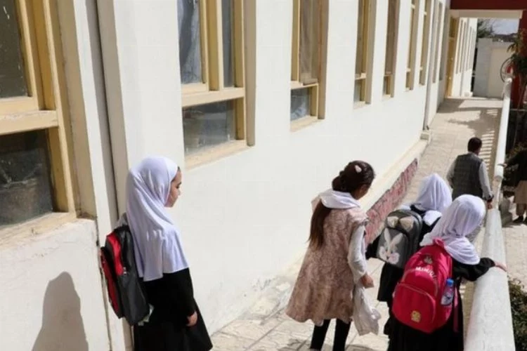 Afganistan'da erkekler için tüm okullar açıldı!
