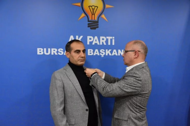 AK Parti Bursa'da yeni üyelere rozetlerini Davut Gürkan taktı