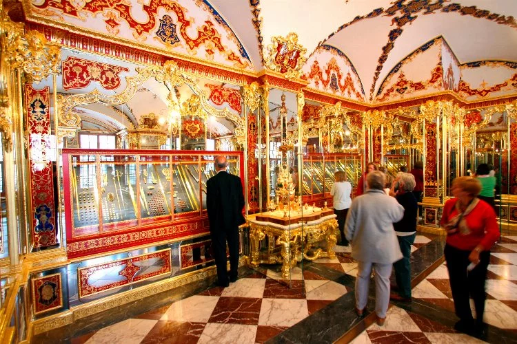 Almanya’da 130 milyon dolarlık müze soygununda 5 kişiye hapis cezası