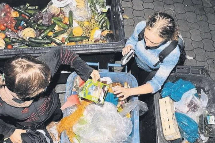 Almanya'da bakanlar, çöpten yiyecek toplanmasına izin verilmesini istedi