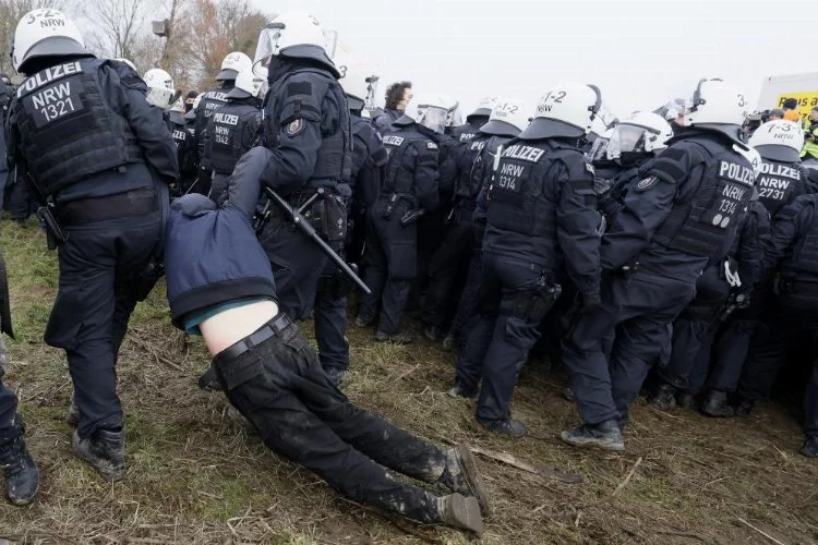 Almanya’da iklim aktivistlerinden kömür madeni protestosu