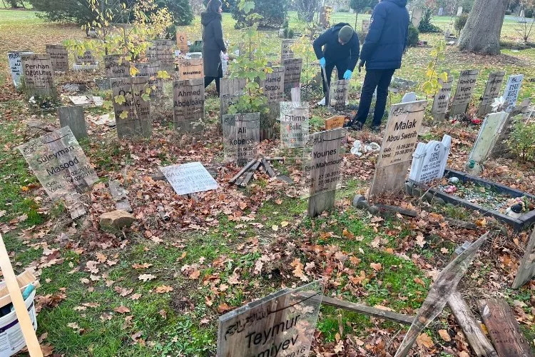 Almanya'da Stöcken Müslüman Mezarlığı'na çirkin saldırı