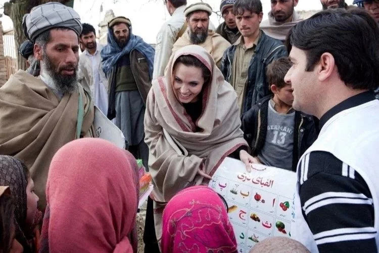 Angelina Jolie'den Afgan kızları için destek çağrısı