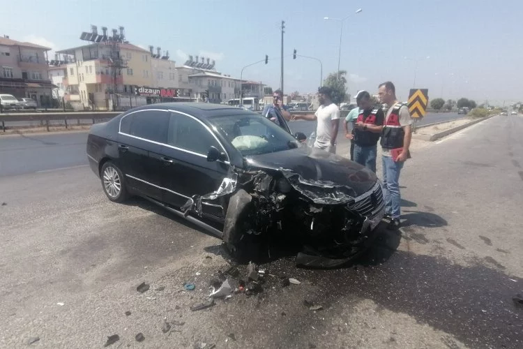 Antalya'da feci kaza 2 araç hurdaya döndü