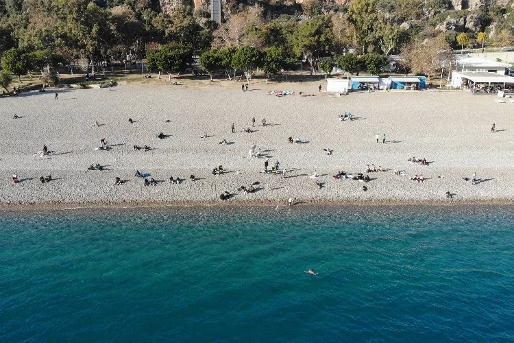 Antalya'da vatandaşlar sahillere akın etti