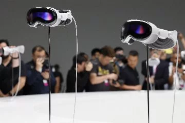 Apple, karma gerçeklik gözlüğü Vision Pro'yu tanıttı
