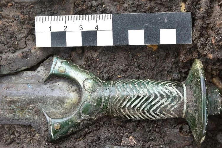 Arkeologlar çok iyi korunmuş 3 bin yıllık kılıç buldu