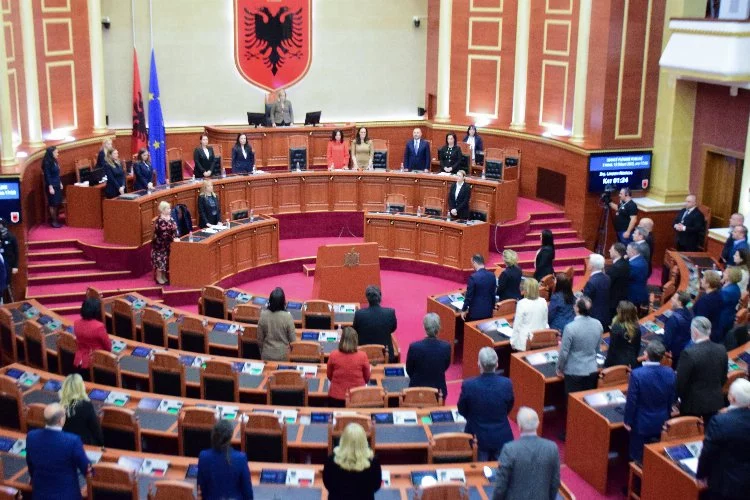 Arnavutluk meclisinde depremde hayatını kaybedenler için 1 dakikalık saygı duruşu