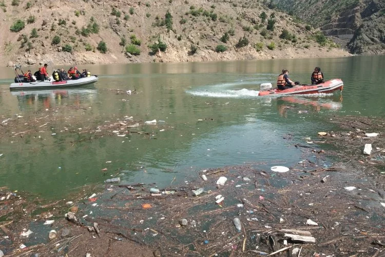 Artvin'de nehre düşen kamyoncu 10 gündür kayıp