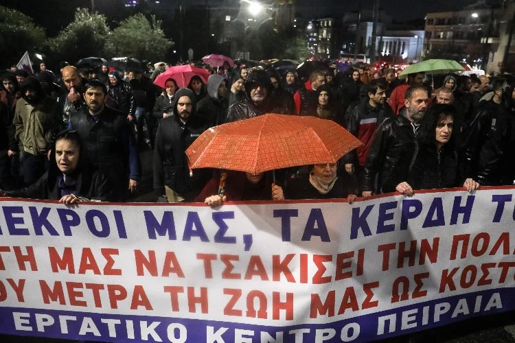 Atina’da tren kazası protestosu