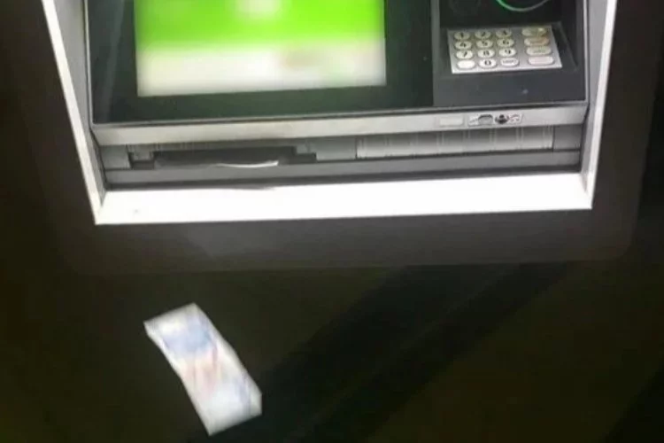 ATM'ye yüklenen fazla para sokağa saçıldı