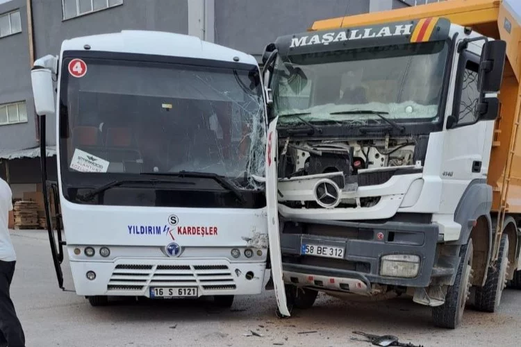 Bursa'da kamyon ile minibüs çarpıştı
