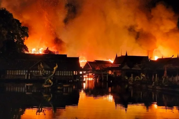 Tayland'da yüzen çarşı yandı