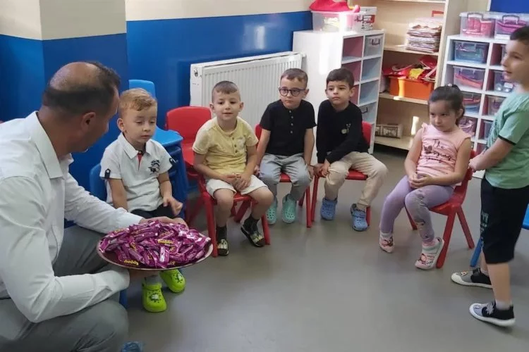 Bursa'da okul müdürü öğrencilere çikolata dağıttı