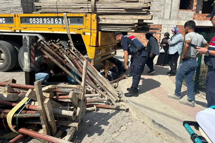 Bursa'da iş kazası: Demir iskelelerin altında kaldı