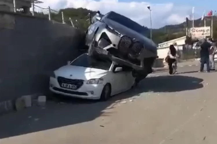 Bursa'da inanılmaz kaza: Park halindeki aracın üzerine düştü