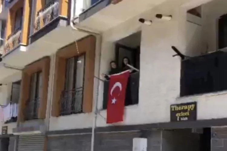Bursa'daki patlamada şehit olan memurun evine Türk bayrağı asıldı